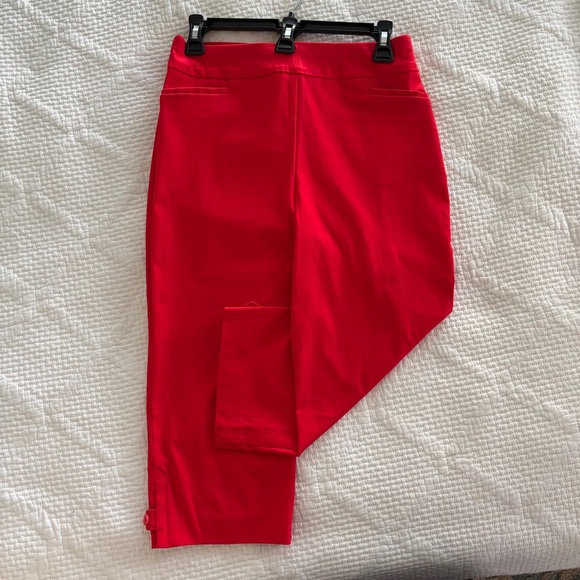 Chico's Slimming Faux Pocket Pull on Capris Size 1 (Medium) in Red Glow - Picture 4 of 11